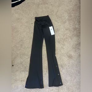 NEVER BEFORE WORN - Alo Yoga Pants with buttons on the bottom - Size : XXS